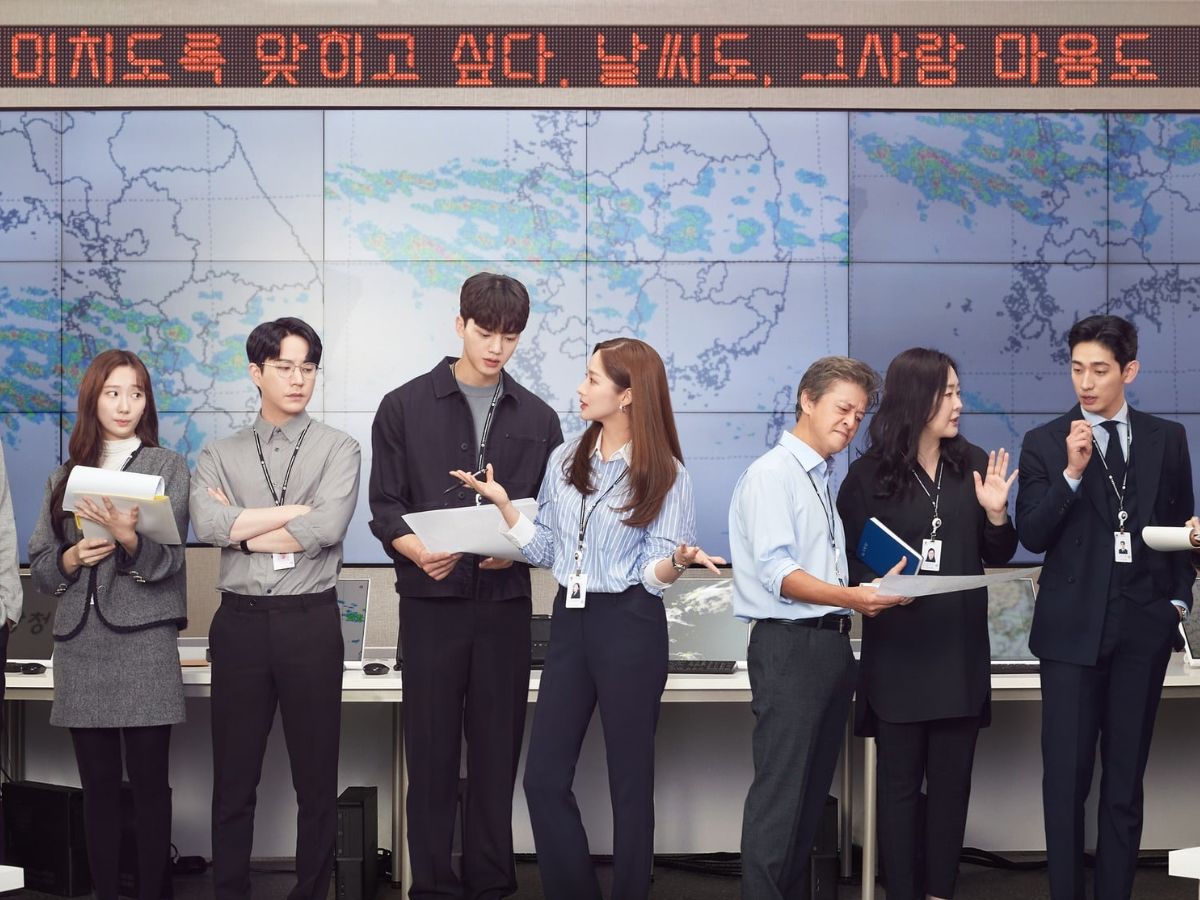 top-7-must-watch-korean-dramas-for-rainy-season-romance-cozy-crash-landing-on-you-something-in-the-rain-hometown-cha-cha-cha Top 7 Must-Watch Korean Dramas That Are Perfect for Rainy Season - Photo Gallery