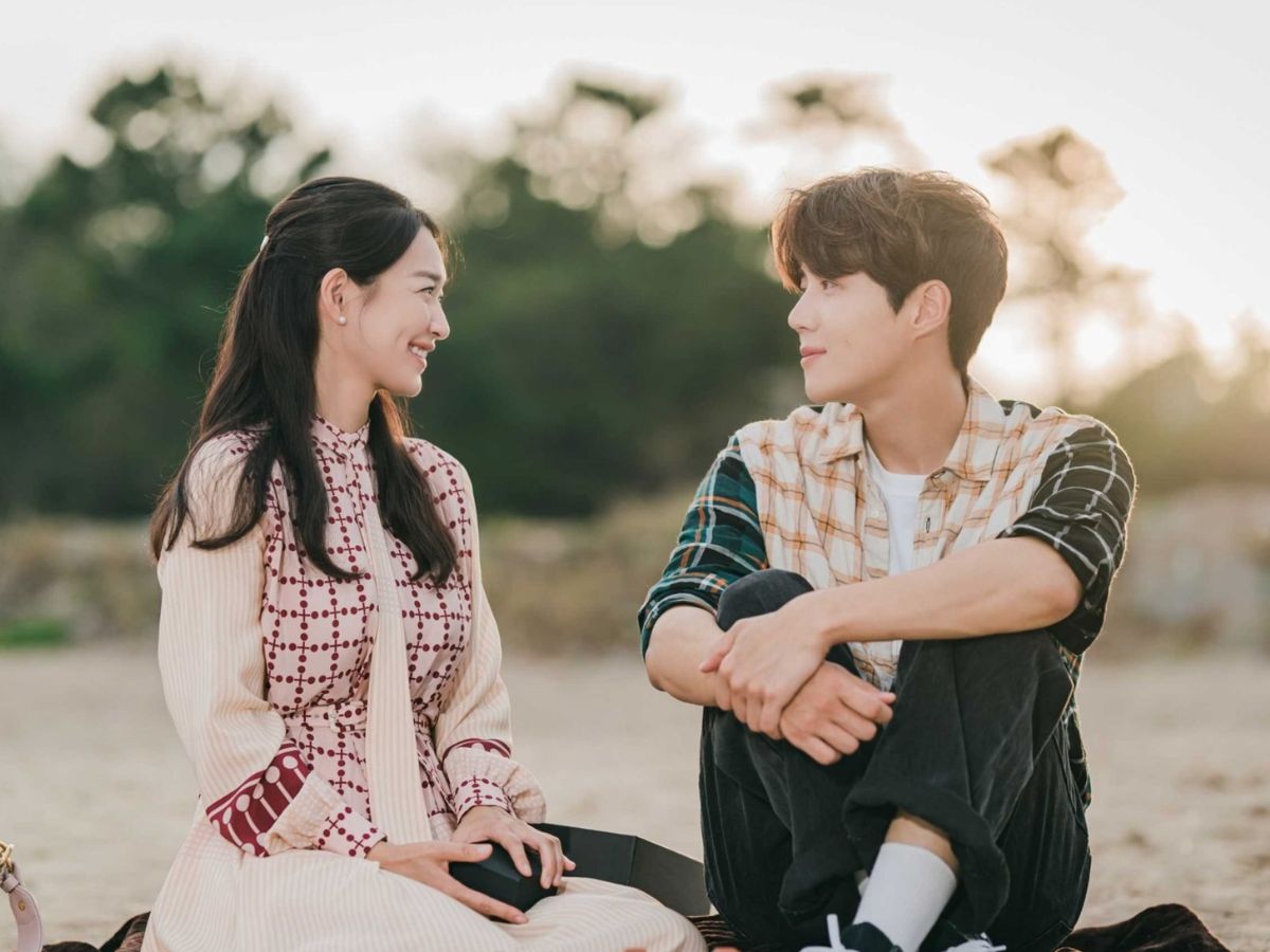 top-7-must-watch-korean-dramas-for-rainy-season-romance-cozy-crash-landing-on-you-something-in-the-rain-hometown-cha-cha-cha Top 7 Must-Watch Korean Dramas That Are Perfect for Rainy Season - Photo Gallery