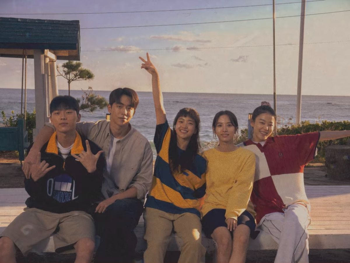 top-7-must-watch-korean-dramas-for-rainy-season-romance-cozy-crash-landing-on-you-something-in-the-rain-hometown-cha-cha-cha Top 7 Must-Watch Korean Dramas That Are Perfect for Rainy Season - Photo Gallery