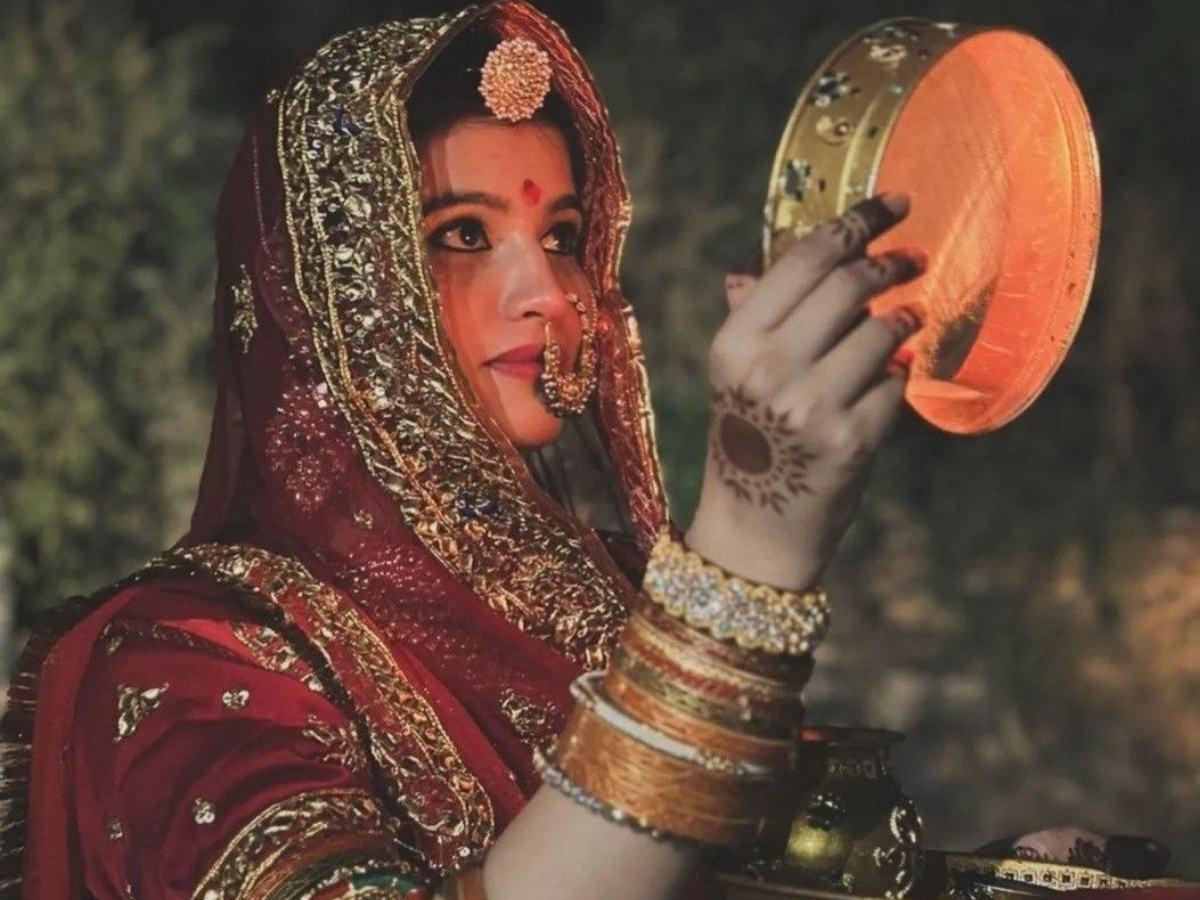 different-rituals-same-love-explore-how-karva-chauth-is-celebrated-across-india Uttar Pradesh & Delhi: A Blend of Ritual & Modern Glam (Image Credit: Pinterest) - Photo Gallery