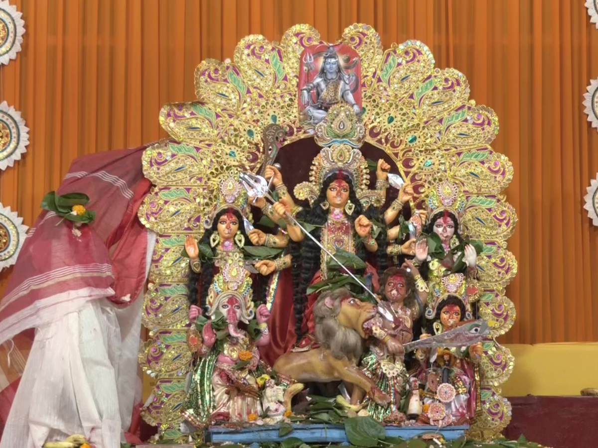 devotion-decor-and-durga-pooja-5-pandals-in-delhi-for-your-pandal-hopping-plans CR Park -The Spirit of Bengali Durga Puja in Delhi(Image Credit-X) - Photo Gallery