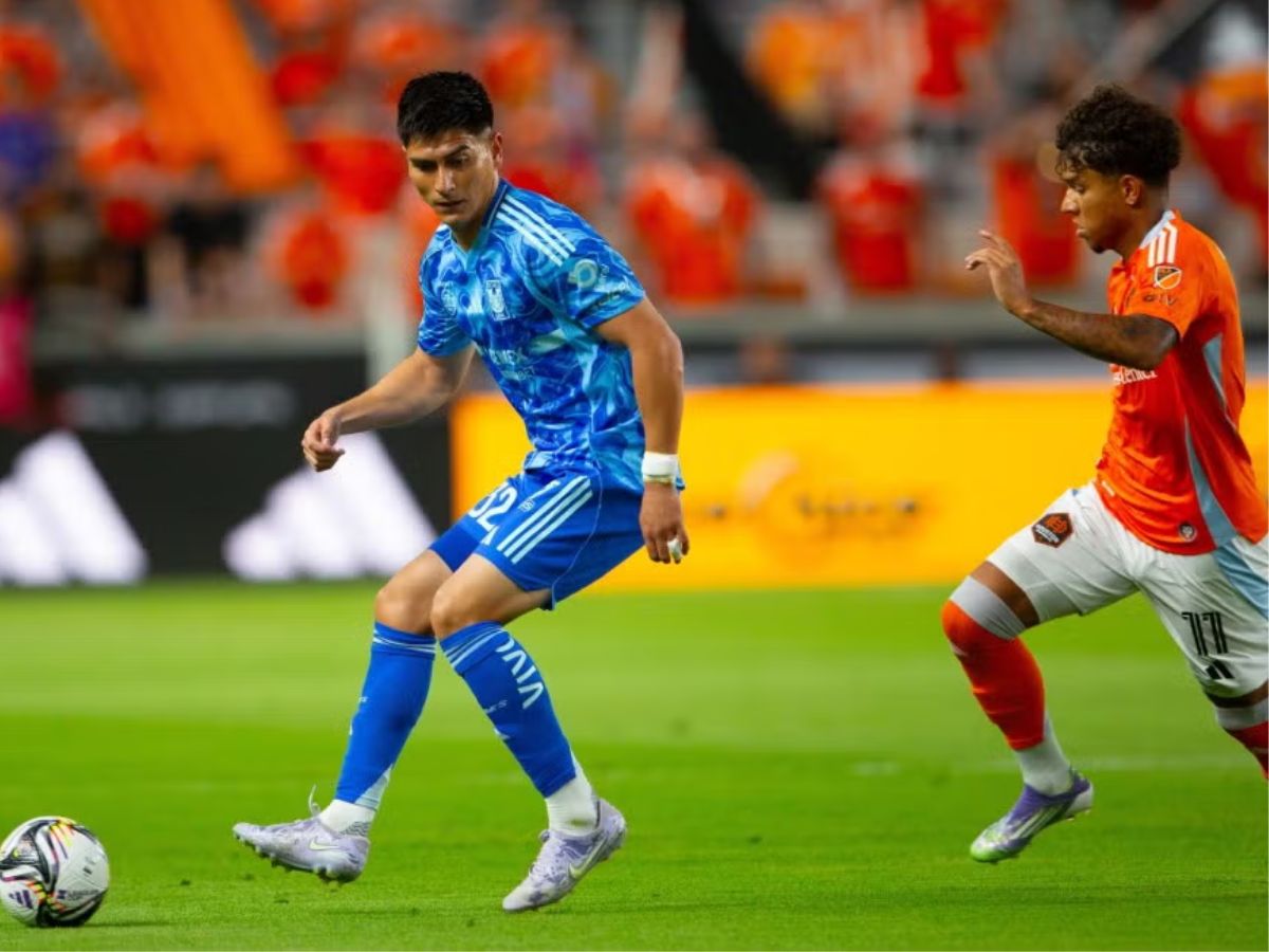 tigres-uanl-vs-houston-dynamo-fc-match-highlights No opportunity is granted when dribbling the ball through the opposing team. (Image Credit: Record) - Photo Gallery