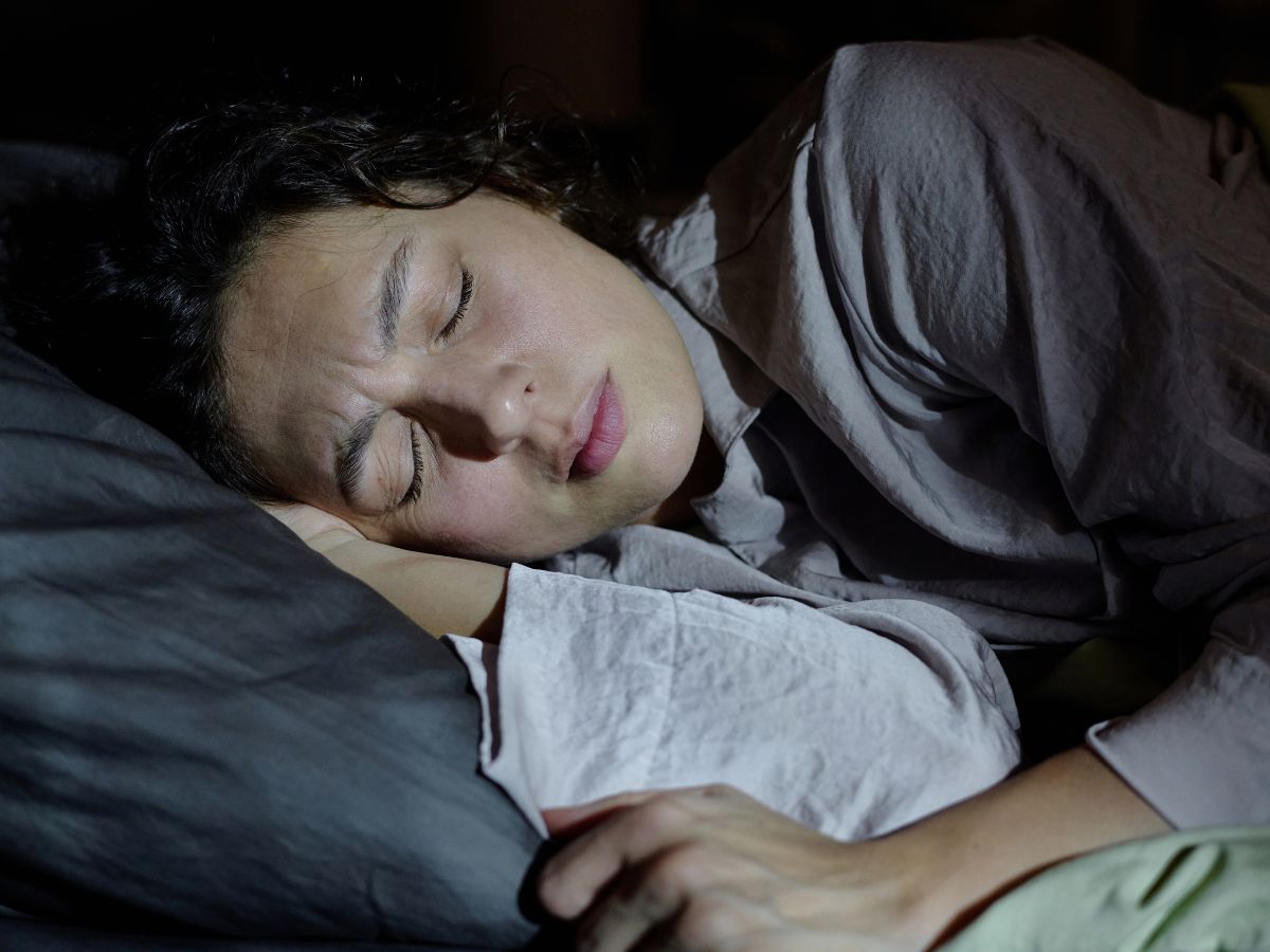 effects-of-eating-while-lying-down-or-in-bed-on-digestion-and-overall-health Top 6 Harmful Effects of Eating While Lying Down or in Bed You Should Know - Photo Gallery