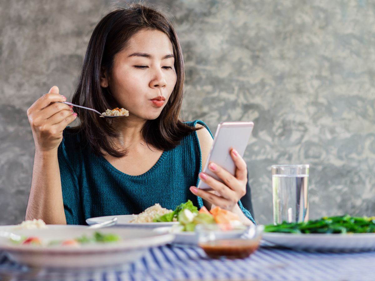 effects-of-eating-while-lying-down-or-in-bed-on-digestion-and-overall-health Top 6 Harmful Effects of Eating While Lying Down or in Bed You Should Know - Photo Gallery