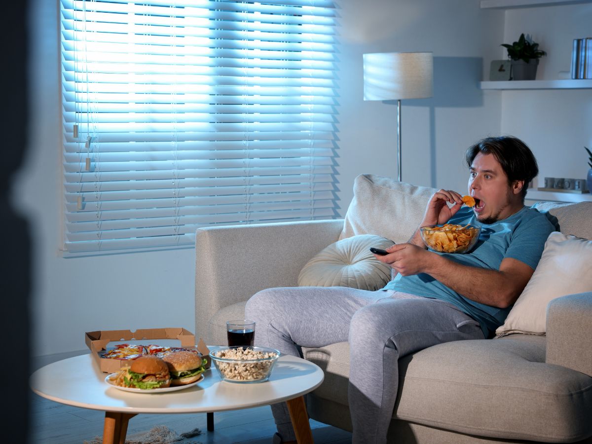 effects-of-eating-while-lying-down-or-in-bed-on-digestion-and-overall-health Top 6 Harmful Effects of Eating While Lying Down or in Bed You Should Know - Photo Gallery