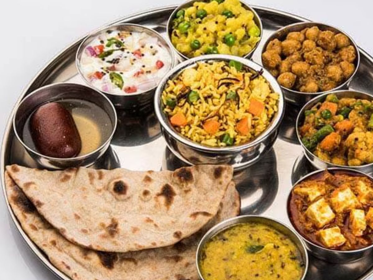 6-indian-thalis-from-different-states-you-must-try-for-a-complete-flavour-packed-experience 6 Must-Try Indian Thalis from Different States That Celebrate Diverse Flavours on a Single Plate - Photo Gallery