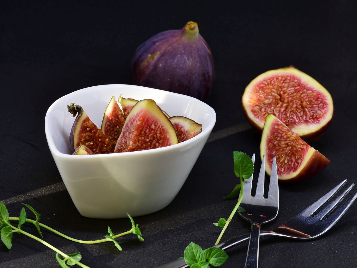 what-are-the-amazing-health-benefits-of-eating-soaked-anjeer-figs-daily-on-an-empty-stomach-naturally-improve-digestion-skin-heart-and-bone-health 7 Amazing Benefits of Eating Soaked Anjeer Daily on an Empty Stomach - Photo Gallery