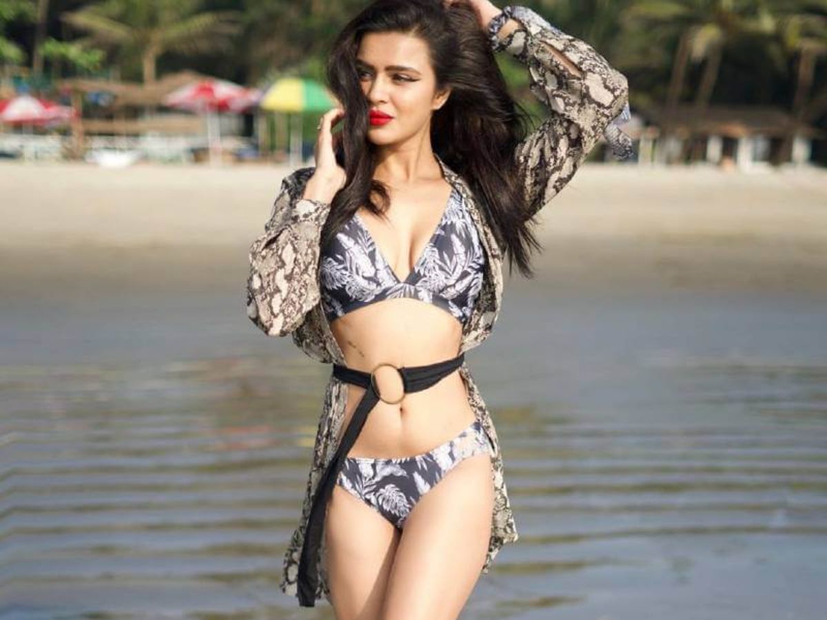 aashka-goradias-success-story-from-tv-actress-to-rs-1200-crore-beauty-business-owner-inspiring-journey-of-an-indian-entrepreneur From Dily Soaps to Crores: Aashka Goradia’s Shocking Rs 1200 Crore Brand Journey - Photo Gallery