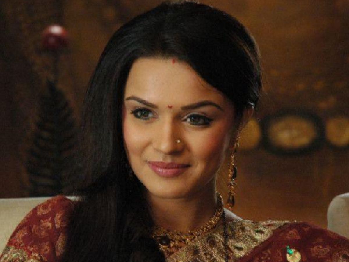 aashka-goradias-success-story-from-tv-actress-to-rs-1200-crore-beauty-business-owner-inspiring-journey-of-an-indian-entrepreneur From Dily Soaps to Crores: Aashka Goradia’s Shocking Rs 1200 Crore Brand Journey - Photo Gallery
