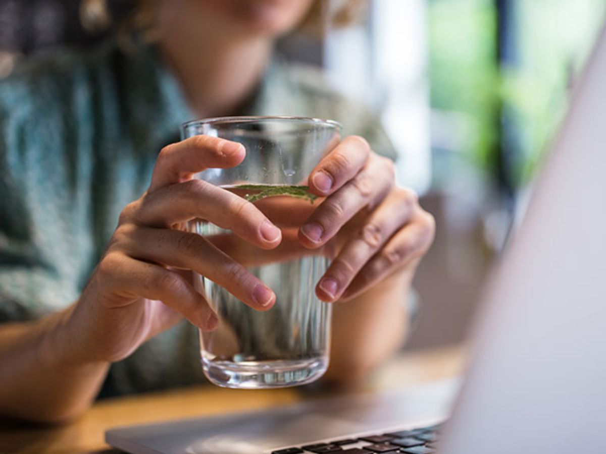 6 Signs That You’re Not Drinking Enough Water and Your Body Is Trying To Warn You - Photo Gallery