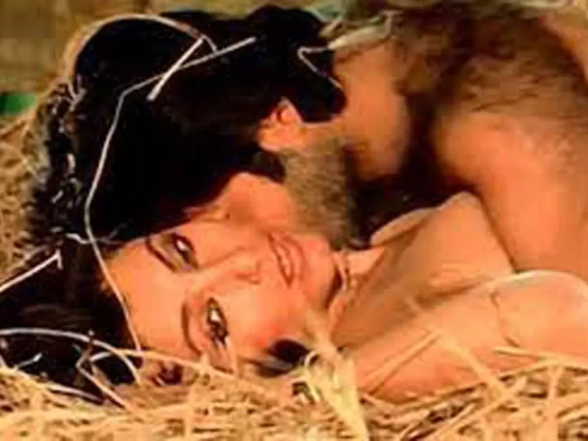 7-bollywood-actresses-who-shicked-fans-with-viral-bold-scenes-zeenat-aman-sharmila-tagore-mandakini-parveen-babi 7 Bollywood Actresses Who Went Too Far In Bold Scenes That Left Everyone Stunned! - Photo Gallery