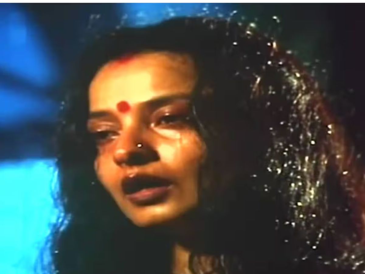 Rekha’s Most Controversial Bold Scene– Actress Lost Control, Chair Broke on Set! - Photo Gallery