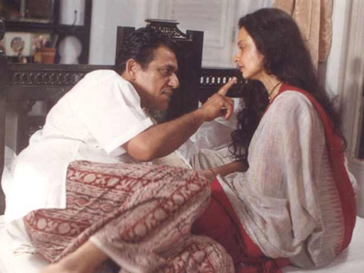 Rekha’s Most Controversial Bold Scene– Actress Lost Control, Chair Broke on Set! - Photo Gallery