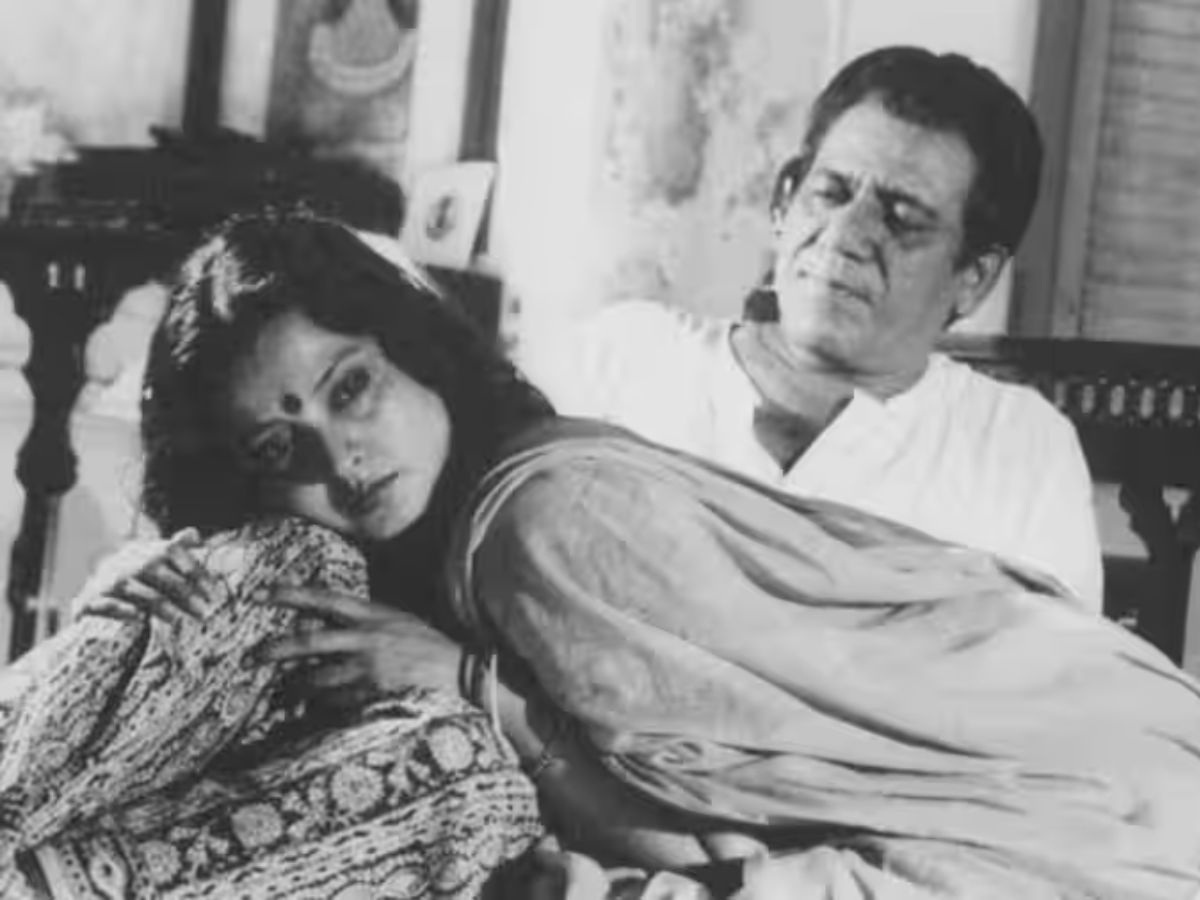 Rekha’s Most Controversial Bold Scene– Actress Lost Control, Chair Broke on Set! - Photo Gallery