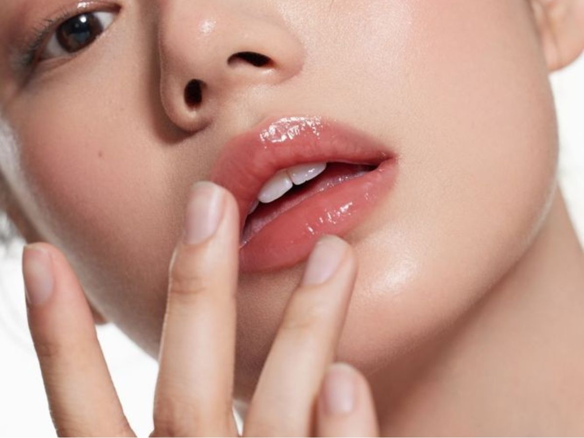korean-beauty-hacks-for-plumper-looking-lips-no-fillers-needed-nars-concealer-smashbox-givenchy-lip-balm Korean Beauty Secret for Fuller Lips REVEALED- Say No to Fillers With These Hacks! - Photo Gallery