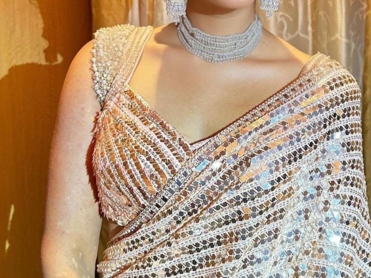 6-stylish-blouse-designs-that-make-your-heavy-breasts-look-heavy-bust-best-fashion Best Blouse Designs For Heavy-Busted Women: Stay Stylish And Comfortable - Photo Gallery