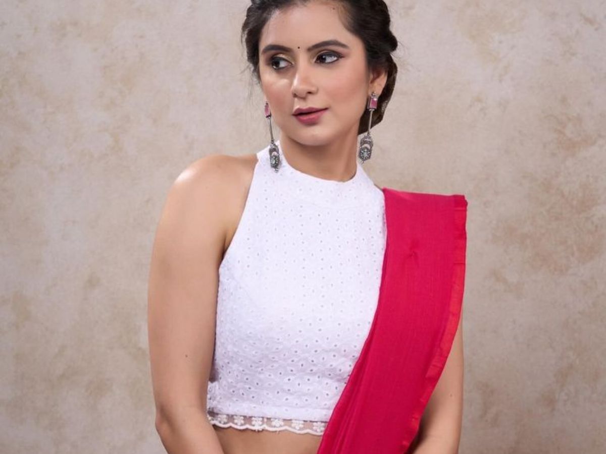 6-stylish-blouse-designs-that-make-your-heavy-breasts-look-heavy-bust-best-fashion Best Blouse Designs For Heavy-Busted Women: Stay Stylish And Comfortable - Photo Gallery