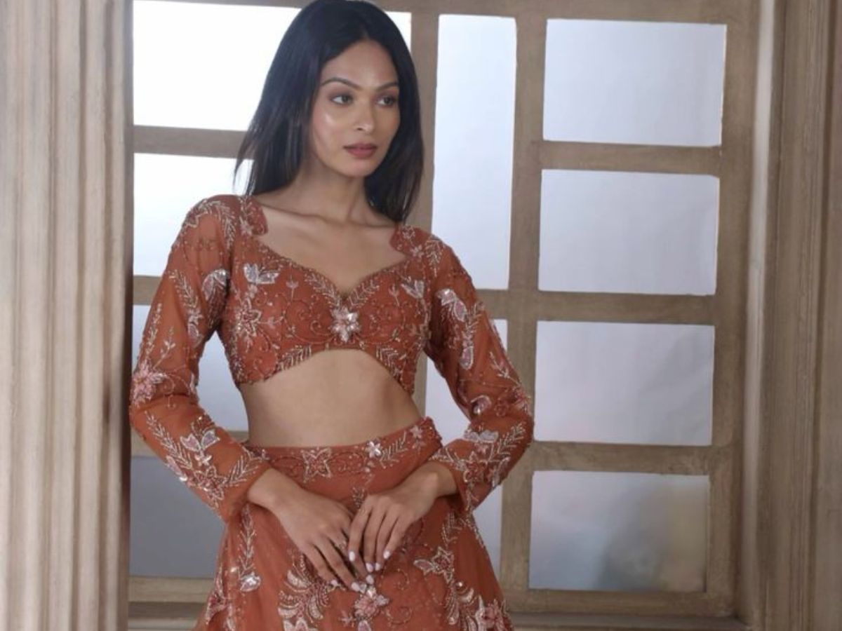 6-stylish-blouse-designs-that-make-your-heavy-breasts-look-heavy-bust-best-fashion Best Blouse Designs For Heavy-Busted Women: Stay Stylish And Comfortable - Photo Gallery