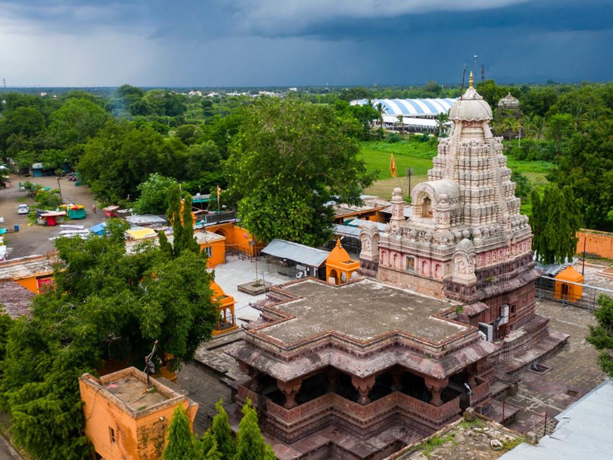 top-temples-to-visit-in-maharashtra-during-monsoon-season-for-serenity-and-spiritual-vibes 5 Must-Visit Temples in Maharashtra for Peace, Beauty & Divine Energy - Photo Gallery