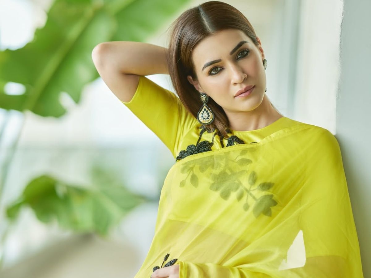 7-stylish-ethnic-wear-inspired-by-kriti-sanon-for-the-perfect-raksha-bandhan-look 7 Stylish Ethnic Wear Inspired by Kriti Sanon for the Perfect Raksha Bandhan Look - Photo Gallery