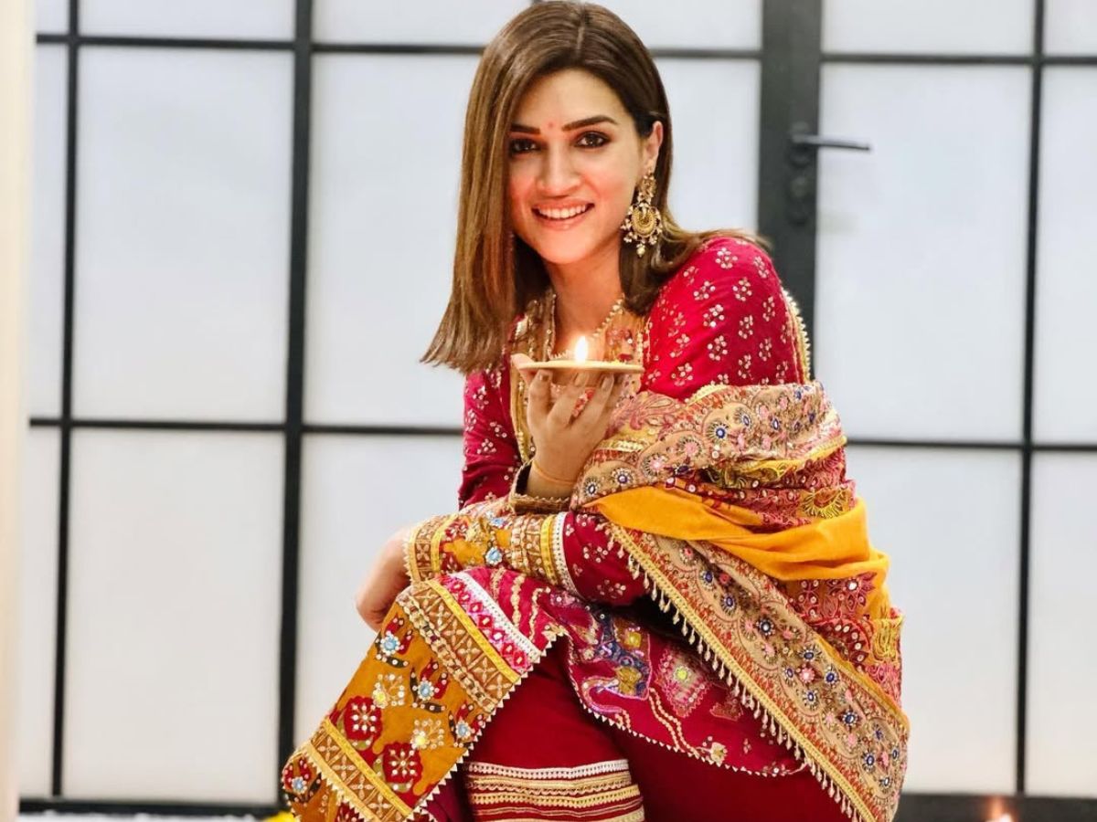 7-stylish-ethnic-wear-inspired-by-kriti-sanon-for-the-perfect-raksha-bandhan-look 7 Stylish Ethnic Wear Inspired by Kriti Sanon for the Perfect Raksha Bandhan Look - Photo Gallery