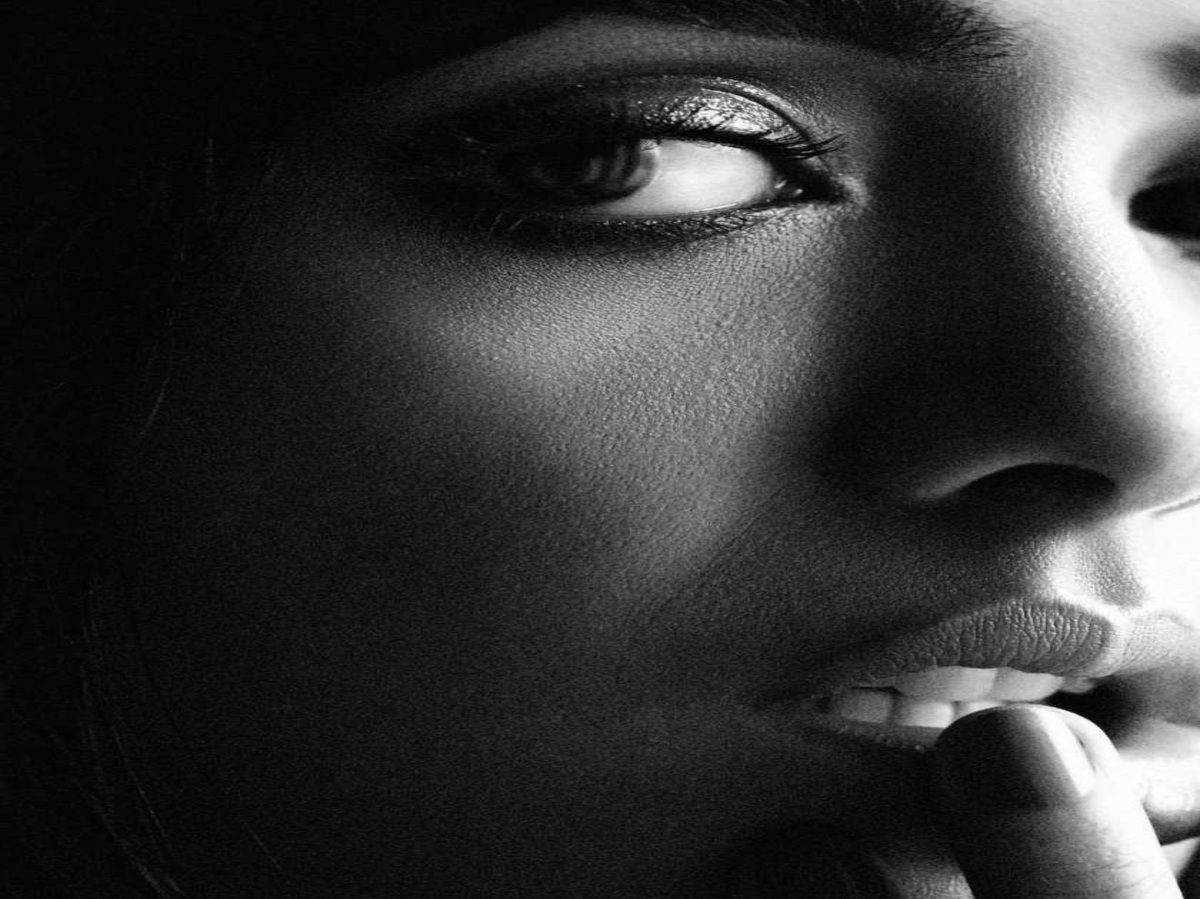 Mrunal Thakur’s Sizzling Photoshoots That Crossed the Bold Limit