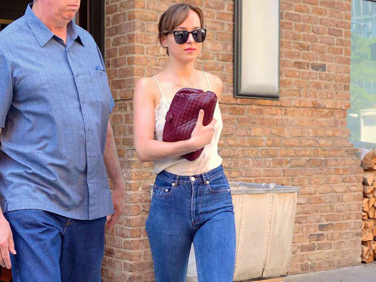 how-to-dress-like-dakota-johnson-7-summer-fashion-tips-to-recreate-her-effortless-style Ways to Dress Like Dakota Johnson This Summer to Look Effortless - Photo Gallery