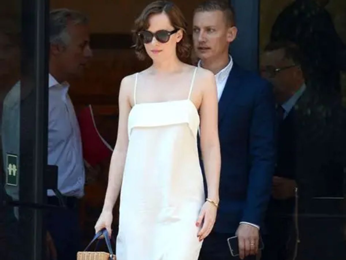 how-to-dress-like-dakota-johnson-7-summer-fashion-tips-to-recreate-her-effortless-style Ways to Dress Like Dakota Johnson This Summer to Look Effortless - Photo Gallery