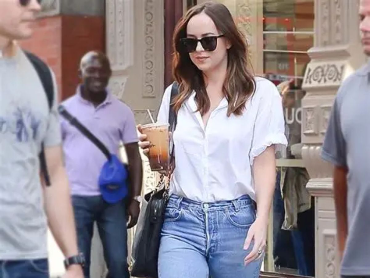 how-to-dress-like-dakota-johnson-7-summer-fashion-tips-to-recreate-her-effortless-style Ways to Dress Like Dakota Johnson This Summer to Look Effortless - Photo Gallery
