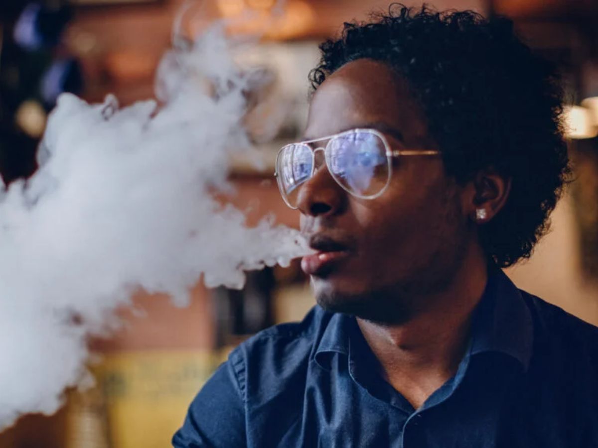 vaping-versus-smoking-long-term-effects-you-should-know Vaping VS Smoking: Which Is More Harmful in the Long Run? Know the Health Risks - Photo Gallery