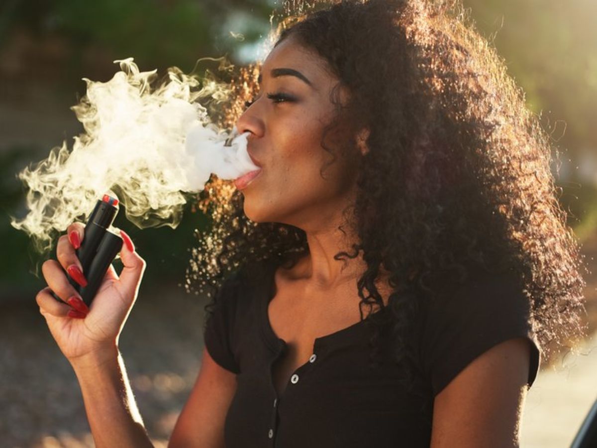 vaping-versus-smoking-long-term-effects-you-should-know Vaping VS Smoking: Which Is More Harmful in the Long Run? Know the Health Risks - Photo Gallery