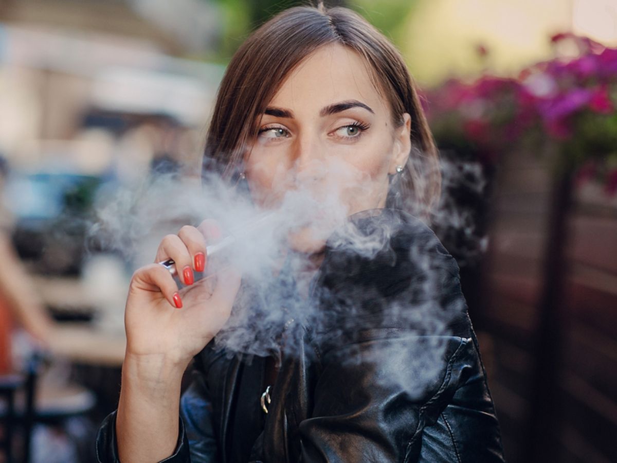 vaping-versus-smoking-long-term-effects-you-should-know Vaping VS Smoking: Which Is More Harmful in the Long Run? Know the Health Risks - Photo Gallery