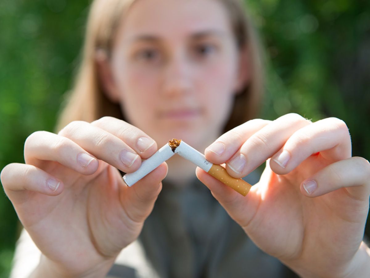 vaping-versus-smoking-long-term-effects-you-should-know Vaping VS Smoking: Which Is More Harmful in the Long Run? Know the Health Risks - Photo Gallery