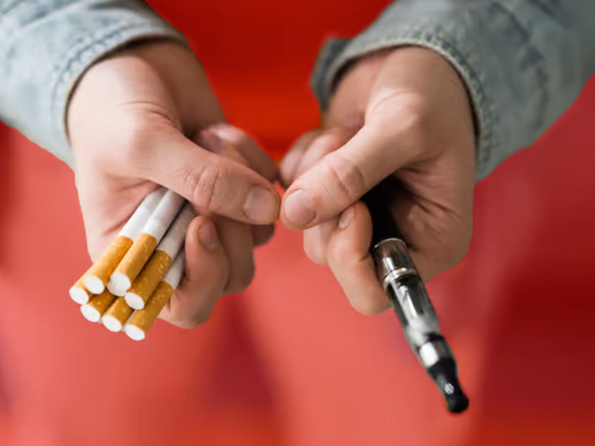 vaping-versus-smoking-long-term-effects-you-should-know Vaping VS Smoking: Which Is More Harmful in the Long Run? Know the Health Risks - Photo Gallery