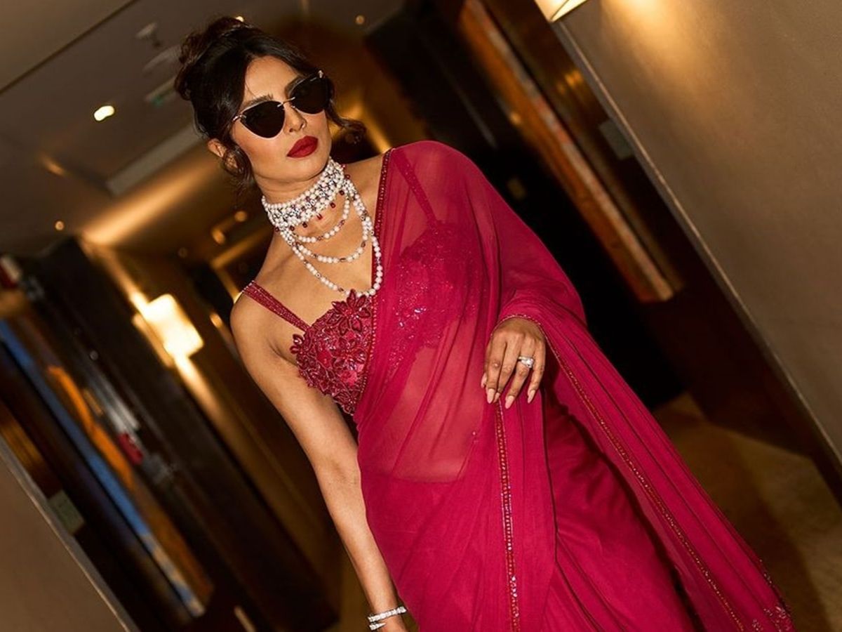 priyanka-chopra-birthday-special-her-7-most-iconic-saree-looks-you-can-totally-recreate Priyanka Chopra Birthday Special: Her 7 Most Iconic Saree Looks You Can Totally Recreate - Photo Gallery