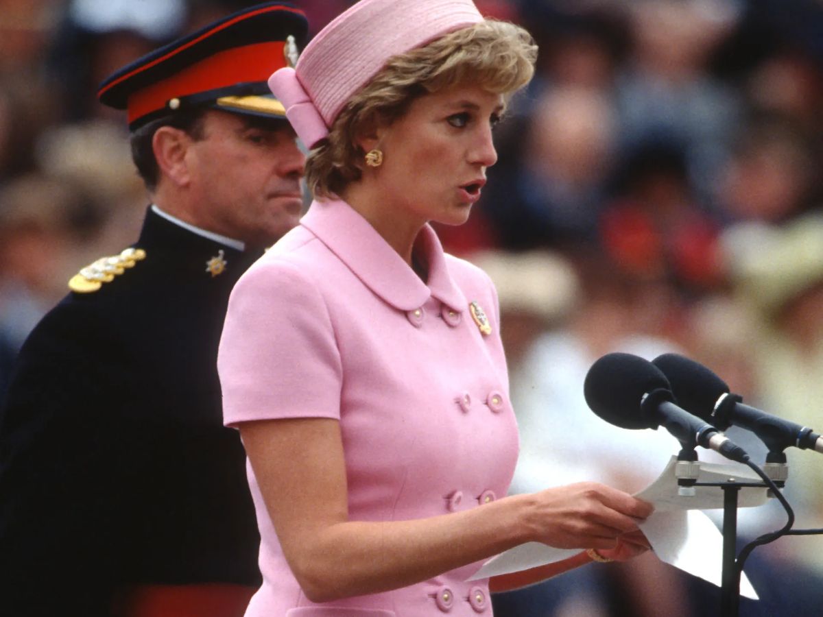royal-rebel-princess-dianas-7-most-iconic-fashion-moments-of-all-time Royal Rebel: Princess Diana’s 7 Most Iconic Fashion Moments of All Time - Photo Gallery