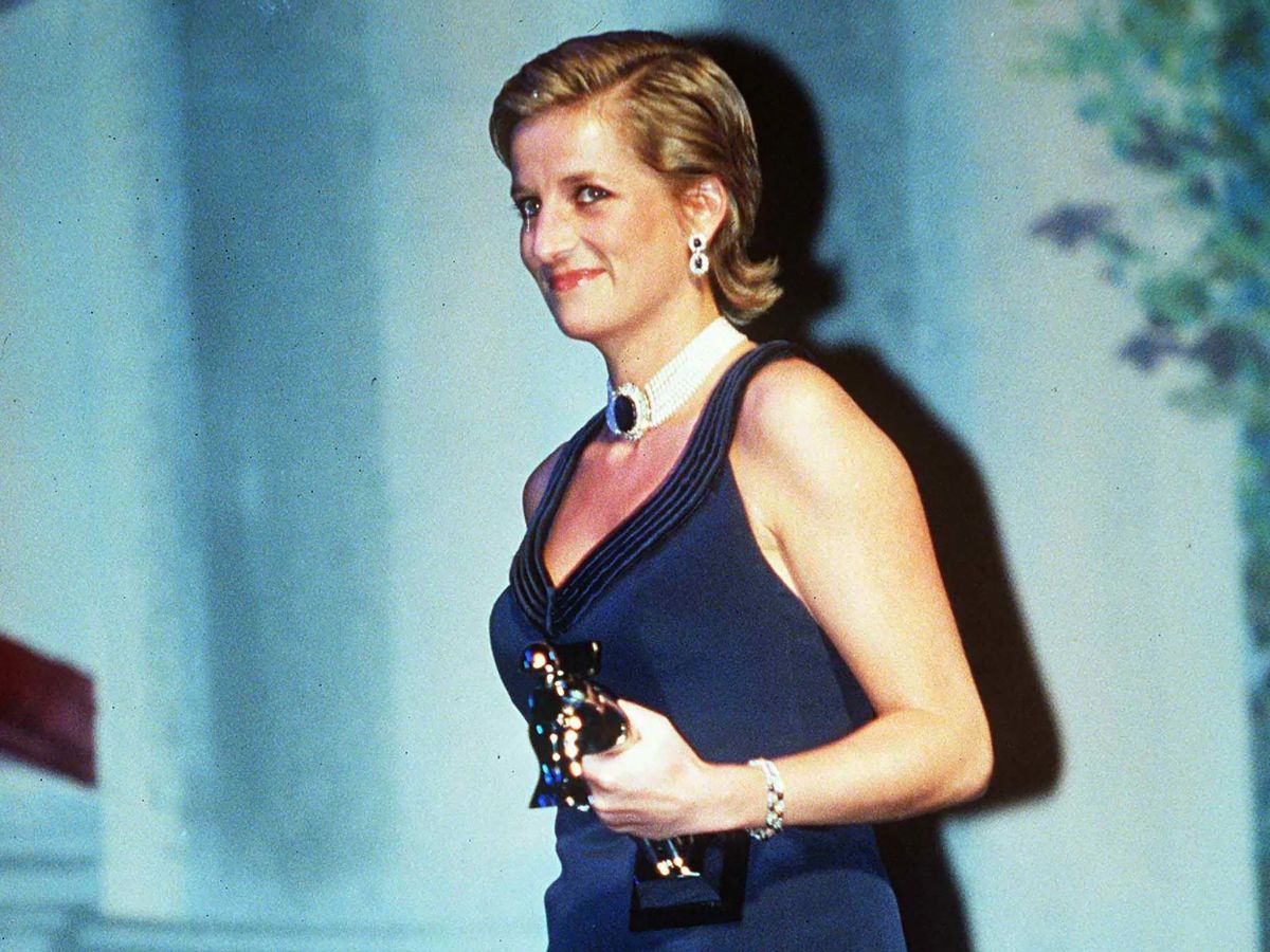royal-rebel-princess-dianas-7-most-iconic-fashion-moments-of-all-time Royal Rebel: Princess Diana’s 7 Most Iconic Fashion Moments of All Time - Photo Gallery