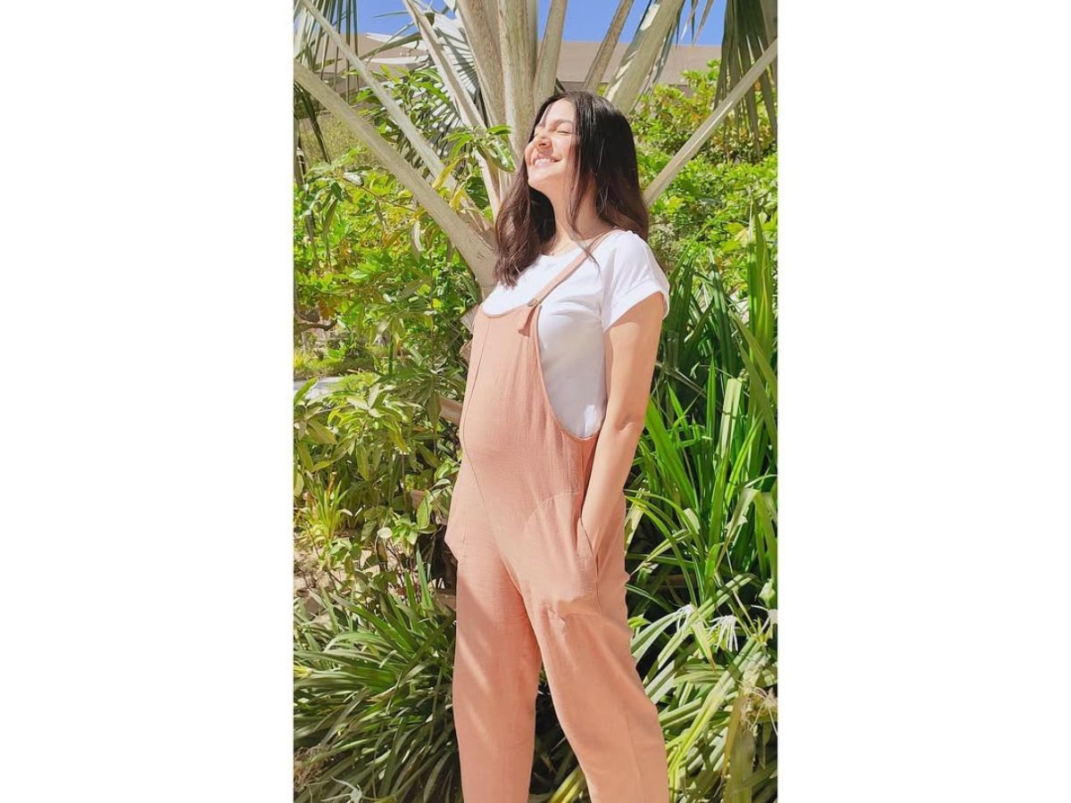 7-bollywood-actresses-maternity-photoshoot-deepika-padukone-to-kiara-advani 7 Stunning Maternity Photoshoots of Bollywood Actresses: From Deepika Padukone to Kiara Advani