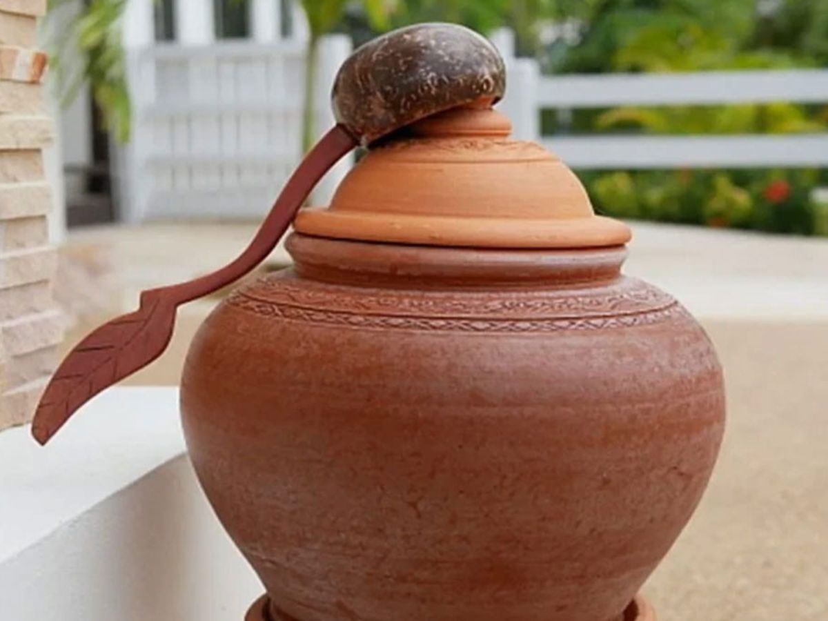 in-pics-five-pros-and-cons-of-using-a-traditional-mud-pot Mitti Ka Ghada does not always keep water equally cool (Image Credit - Google) - Photo Gallery