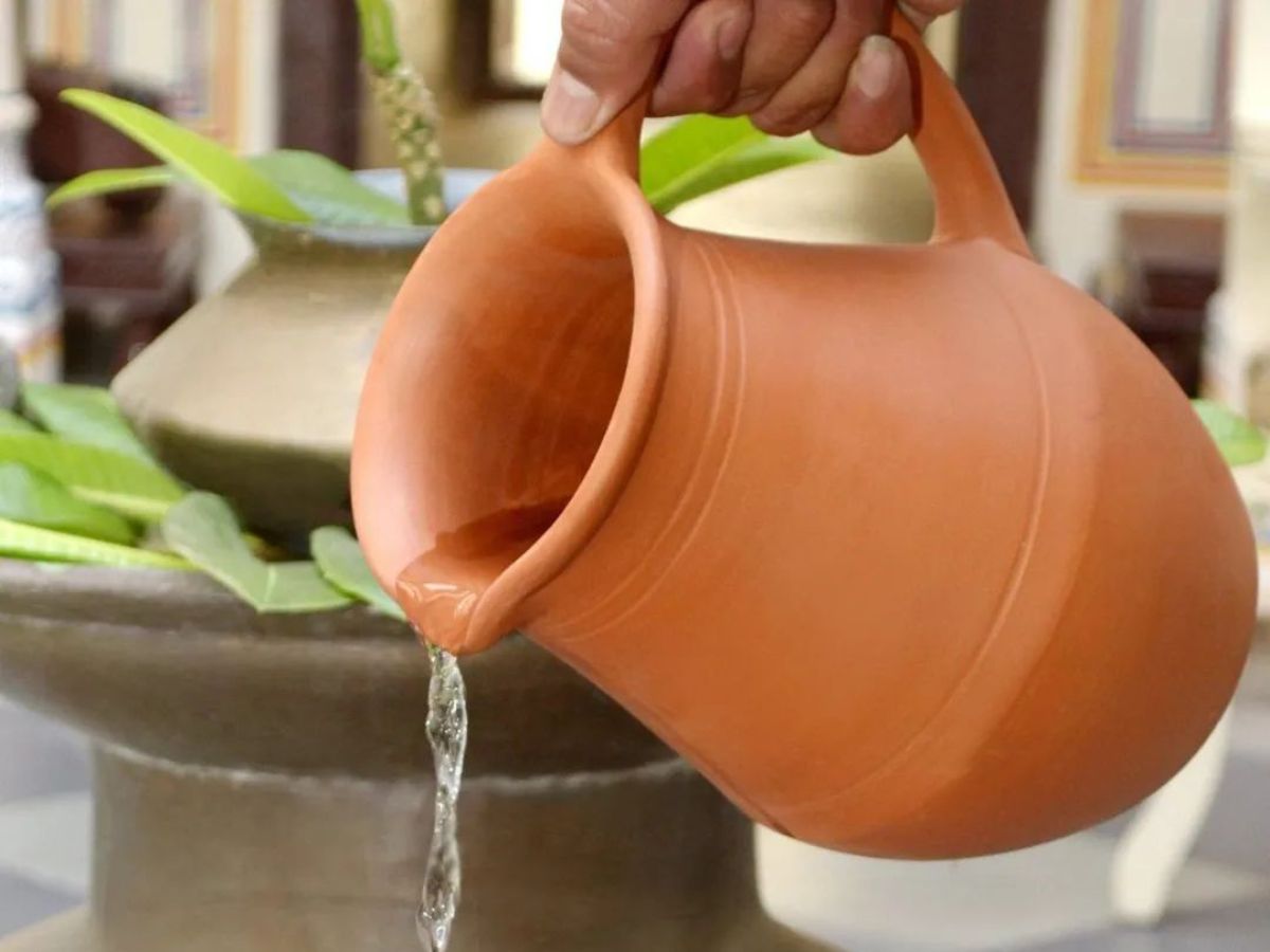 in-pics-five-pros-and-cons-of-using-a-traditional-mud-pot The clay makes the water feel cool and natural (Image Credit- Pinterest) - Photo Gallery