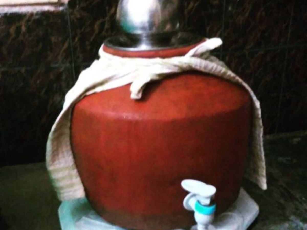 in-pics-five-pros-and-cons-of-using-a-traditional-mud-pot Natural cooling effect of Mitti Ka Ghada (Image Credit- Pinterest) - Photo Gallery