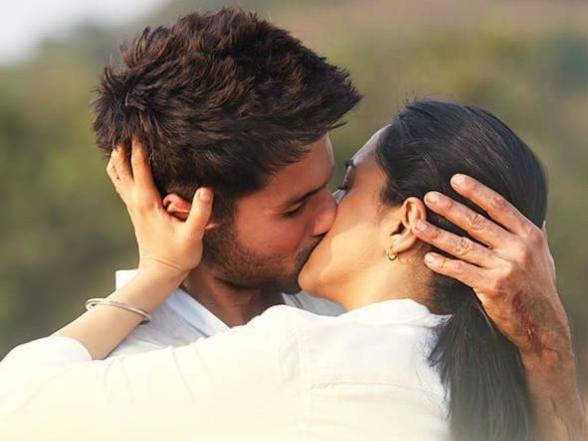 kiara-advani-movies-you-must-watch-with-hot-scenes-the-sexy-bollywood-actress-doing-kissing-scene Kiara Advani Movies With Hot Scenes You Should Watch Once - Photo Gallery