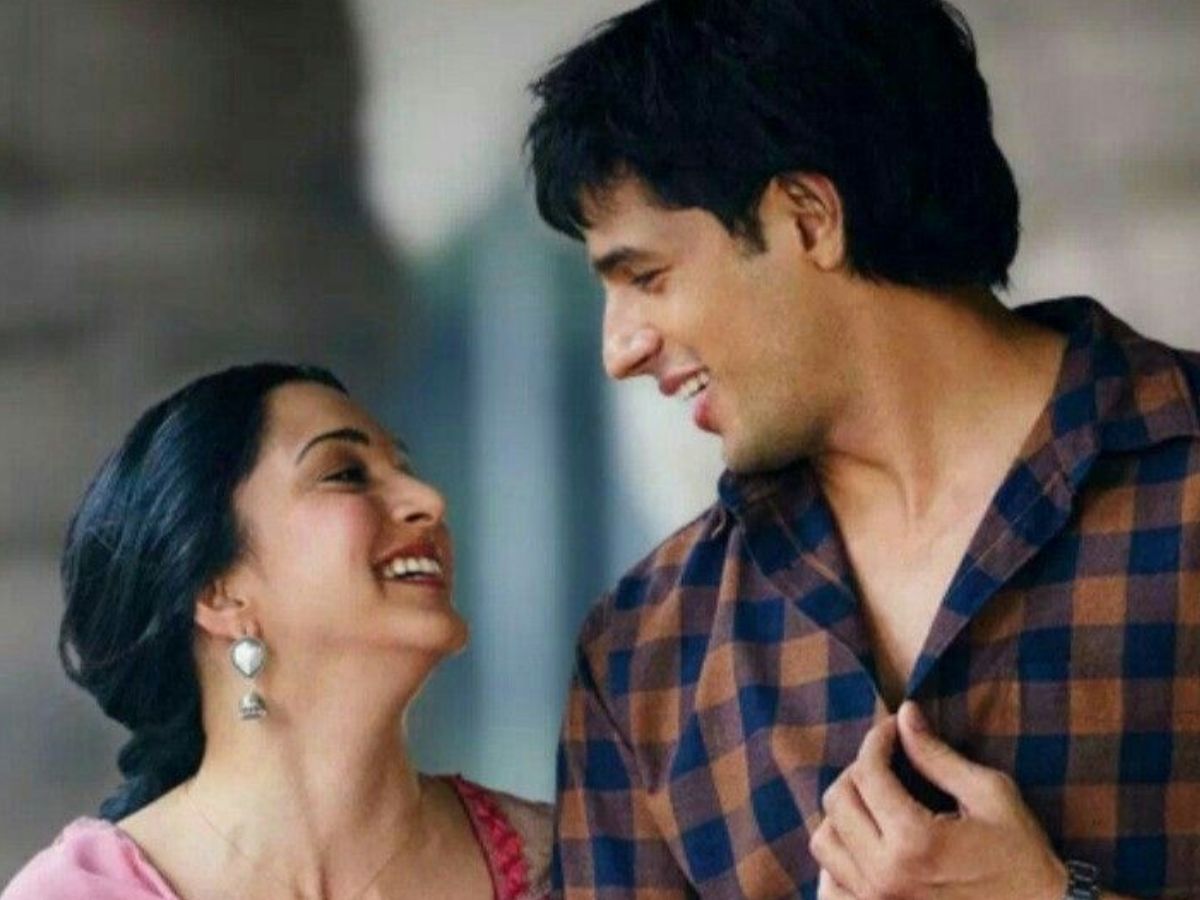 kiara-advani-movies-you-must-watch-with-hot-scenes-the-sexy-bollywood-actress-doing-kissing-scene Kiara Advani Movies With Hot Scenes You Should Watch Once - Photo Gallery