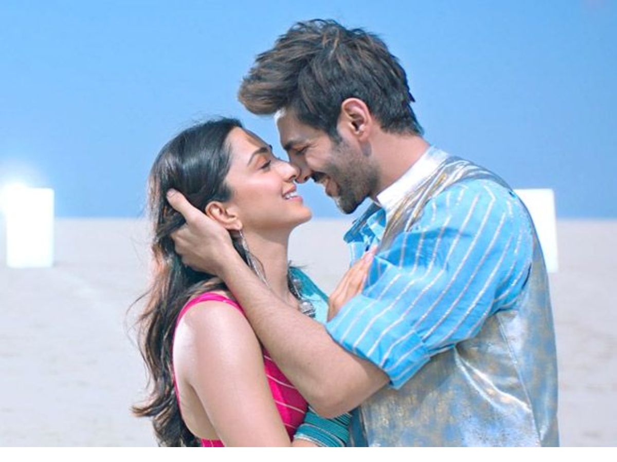 kiara-advani-movies-you-must-watch-with-hot-scenes-the-sexy-bollywood-actress-doing-kissing-scene Kiara Advani Movies With Hot Scenes You Should Watch Once - Photo Gallery