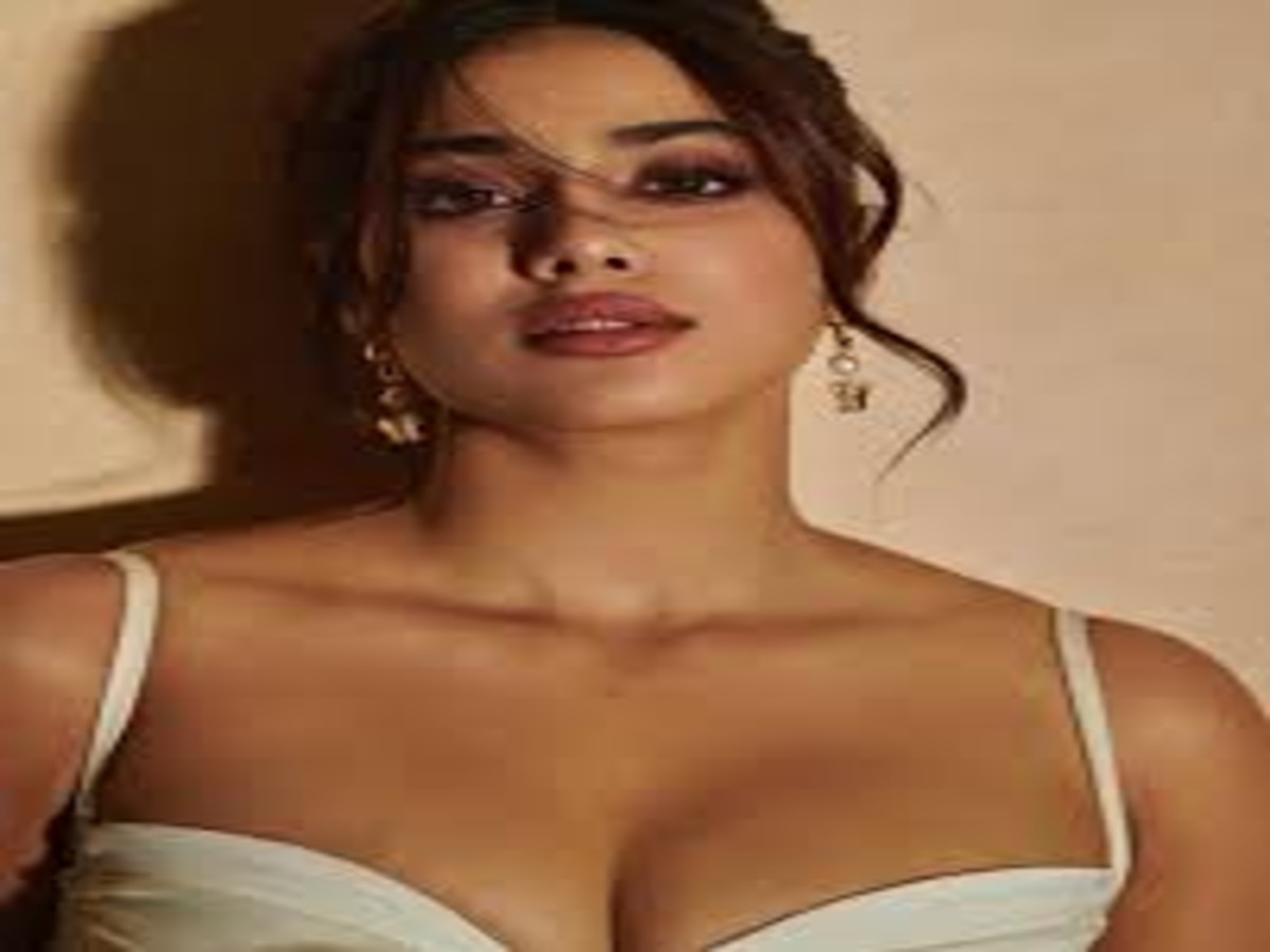 Janhvi Kapoor’s Daring Fashion Choices Showcase Her as the Upcoming Style Icon - Photo Gallery