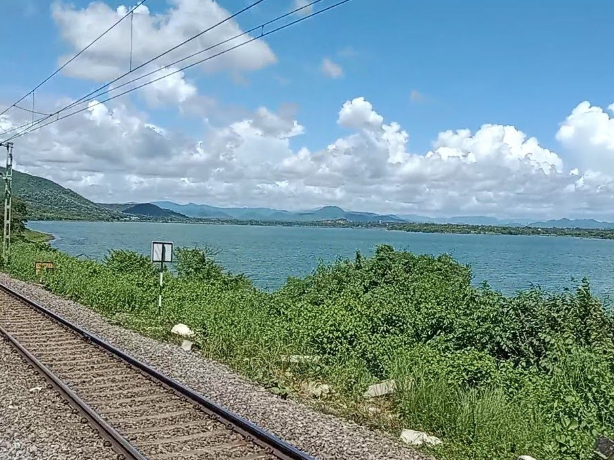 7 Most Dangerous Railway Routes In India That Will Scare You - Photo Gallery