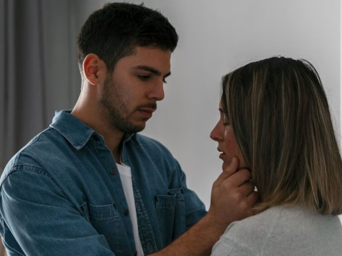 7-subtle-signs-of-emotional-manipulation-theyre-beside-you-yet-make-you-feel-completely-alone 7 Subtle Signs of Emotional Manipulation: They’re Beside You Yet Make You Feel Completely Alone - Photo Gallery