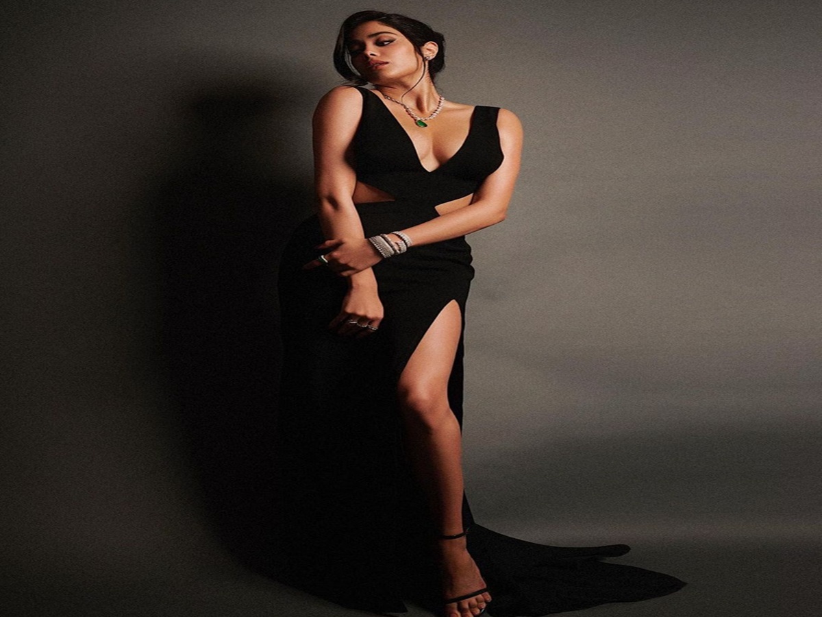 top-7-times-janhvi-kapoor-slayed-in-deep-neck-dresses Top 7 Times Janhvi Kapoor Slayed in Deep Neck Dresses - Photo Gallery