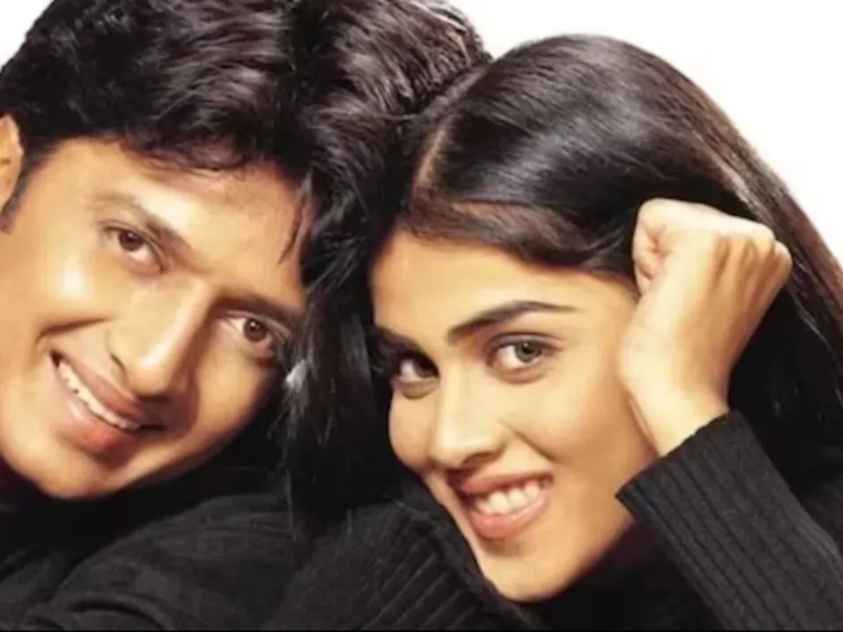 genelia-and-riteish-deshmukh-7-adorable-moments-captured-in-this-lovely-gallery-from-playful-pda-to-event-appreances Genelia And Riteish Deshmukh: 7 Adorable Moments Captured In This Lovely Gallery