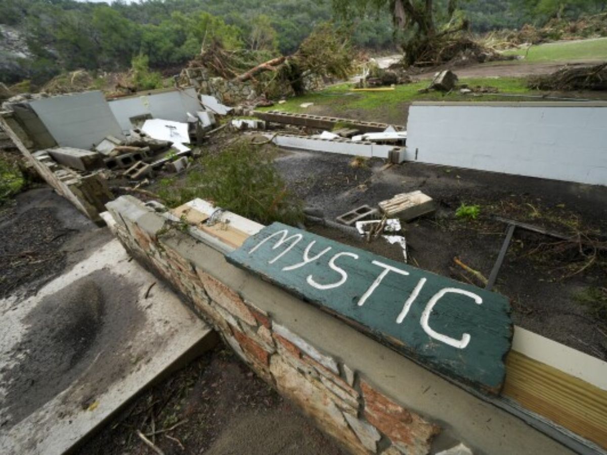 what-the-rain-took-away-real-faces-of-the-texas-floods Texas Floods: 9 Images That Capture The Extent Of Devastation - Photo Gallery